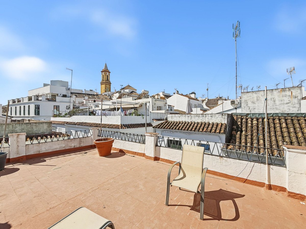 8 Bed Semi-Detached House in Estepona