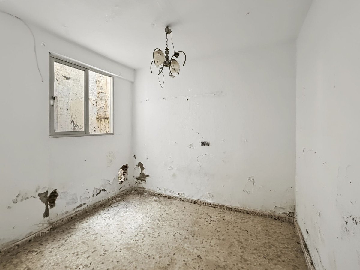 8 Bed Semi-Detached House in Estepona