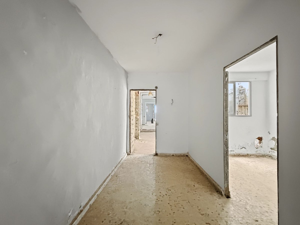 8 Bed Semi-Detached House in Estepona