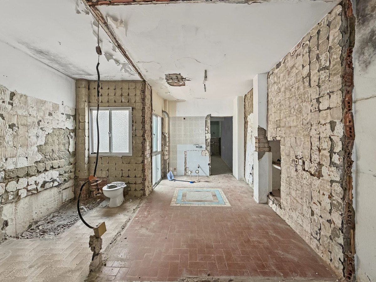 8 Bed Semi-Detached House in Estepona