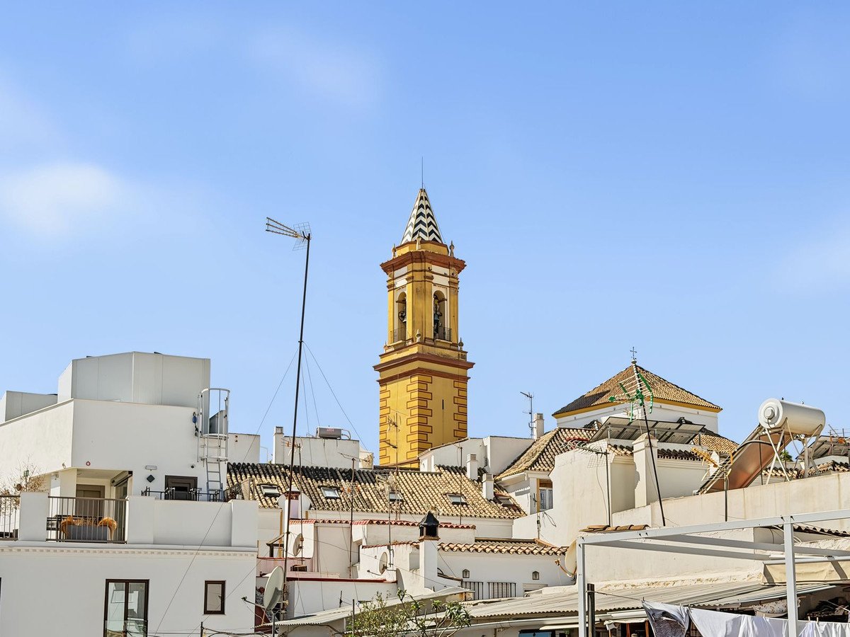 8 Bed Semi-Detached House in Estepona