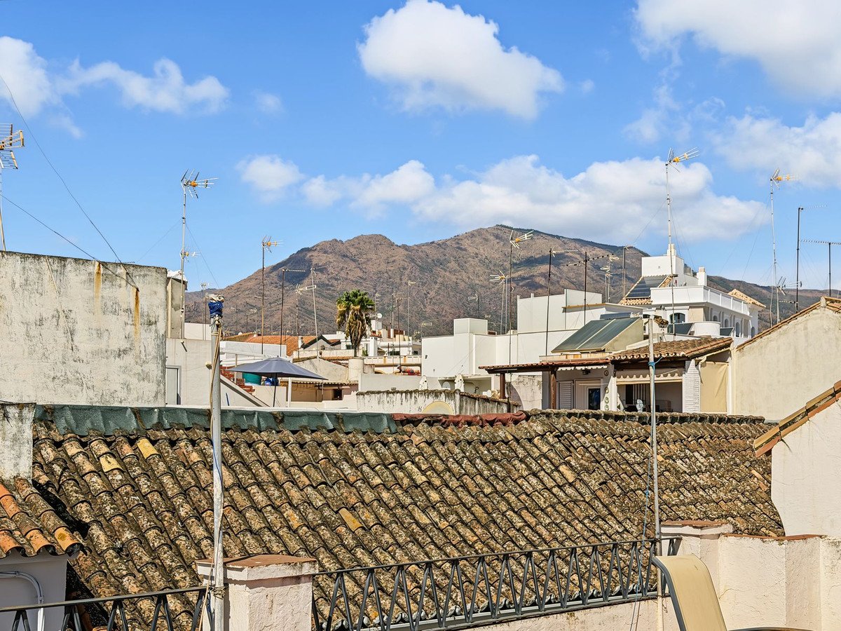 8 Bed Semi-Detached House in Estepona