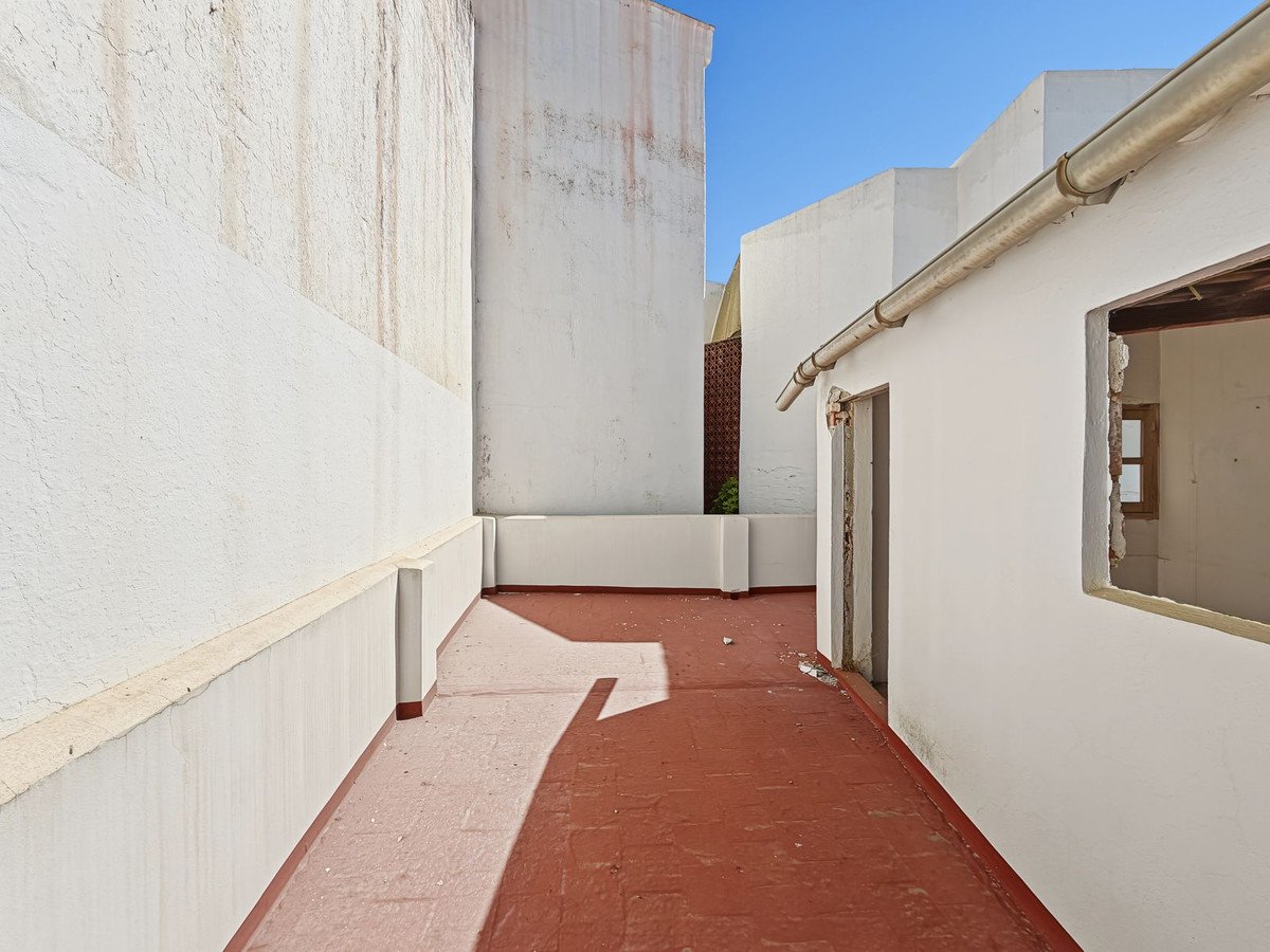 8 Bed Semi-Detached House in Estepona