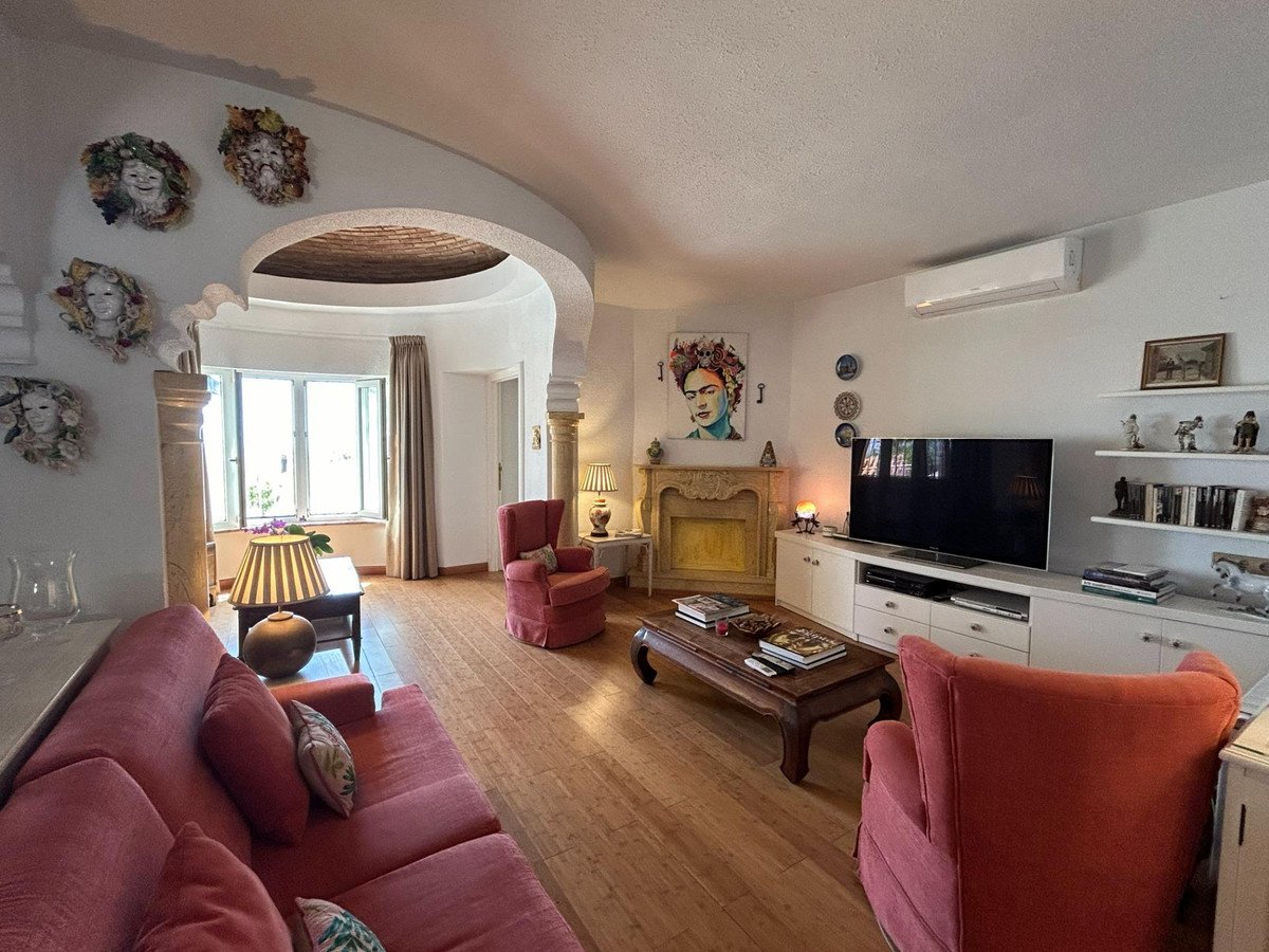 4 Bed Detached Villa in Benalmadena
