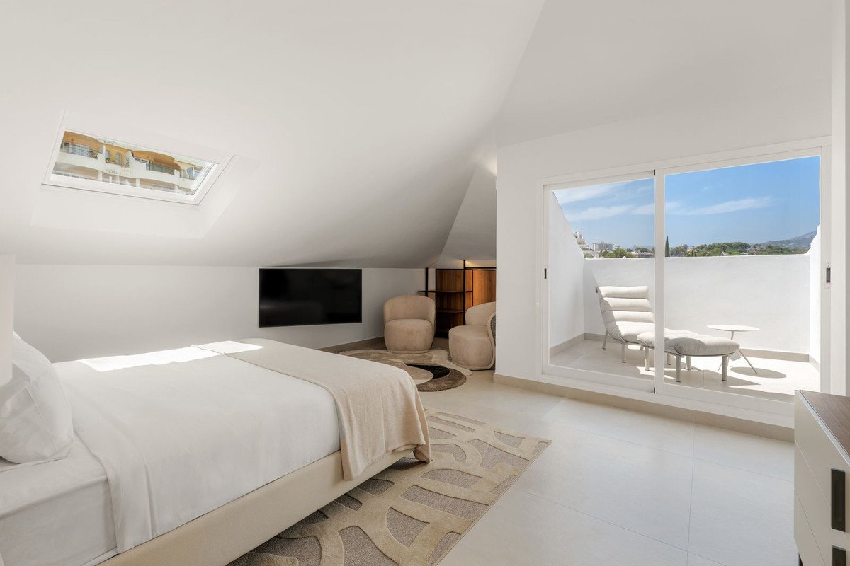 3 Bed Top Floor Apartment in Nueva Andalucía