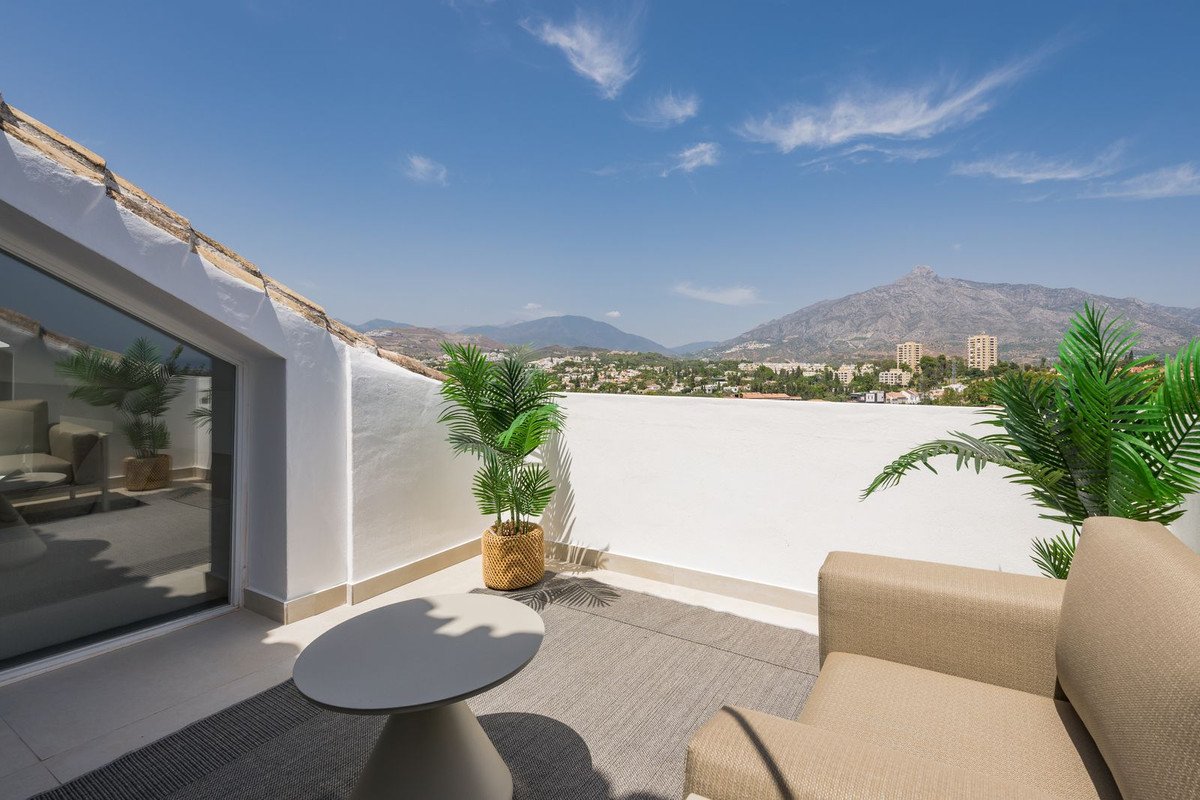 3 Bed Top Floor Apartment in Nueva Andalucía