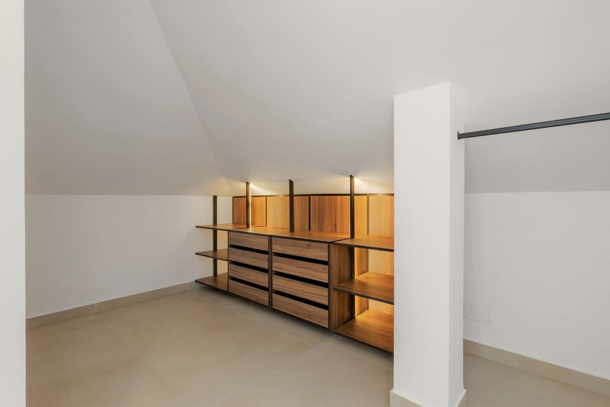 3 Bed Top Floor Apartment in Nueva Andalucía