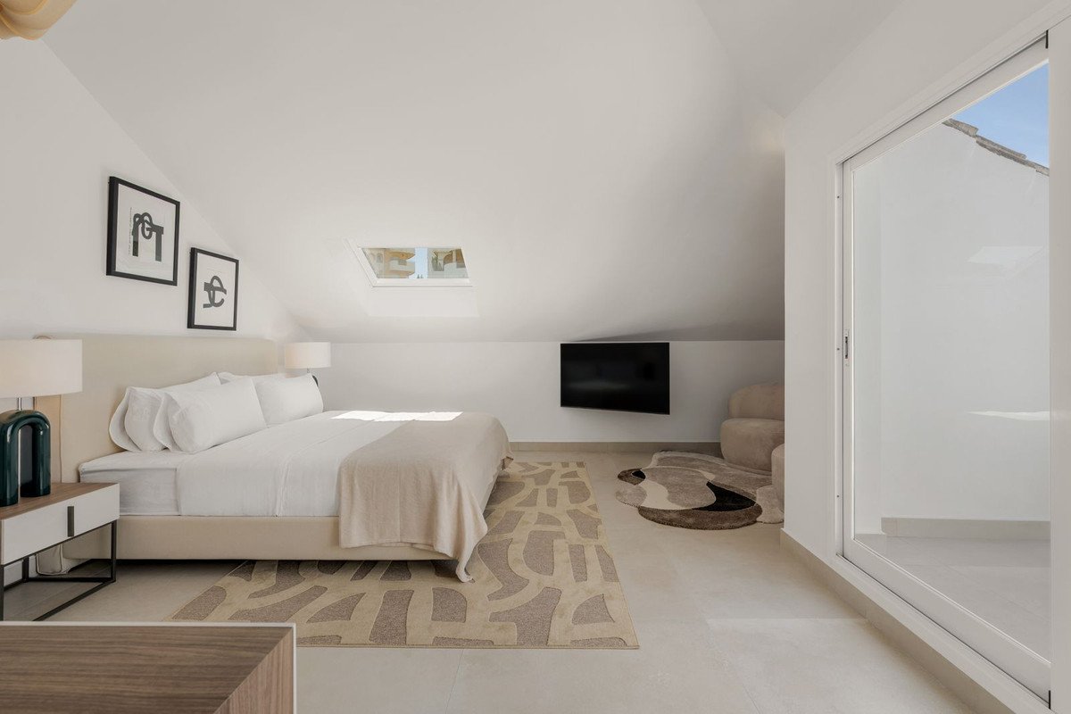 3 Bed Top Floor Apartment in Nueva Andalucía