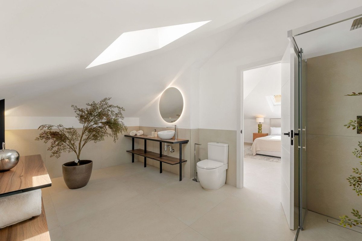 3 Bed Top Floor Apartment in Nueva Andalucía