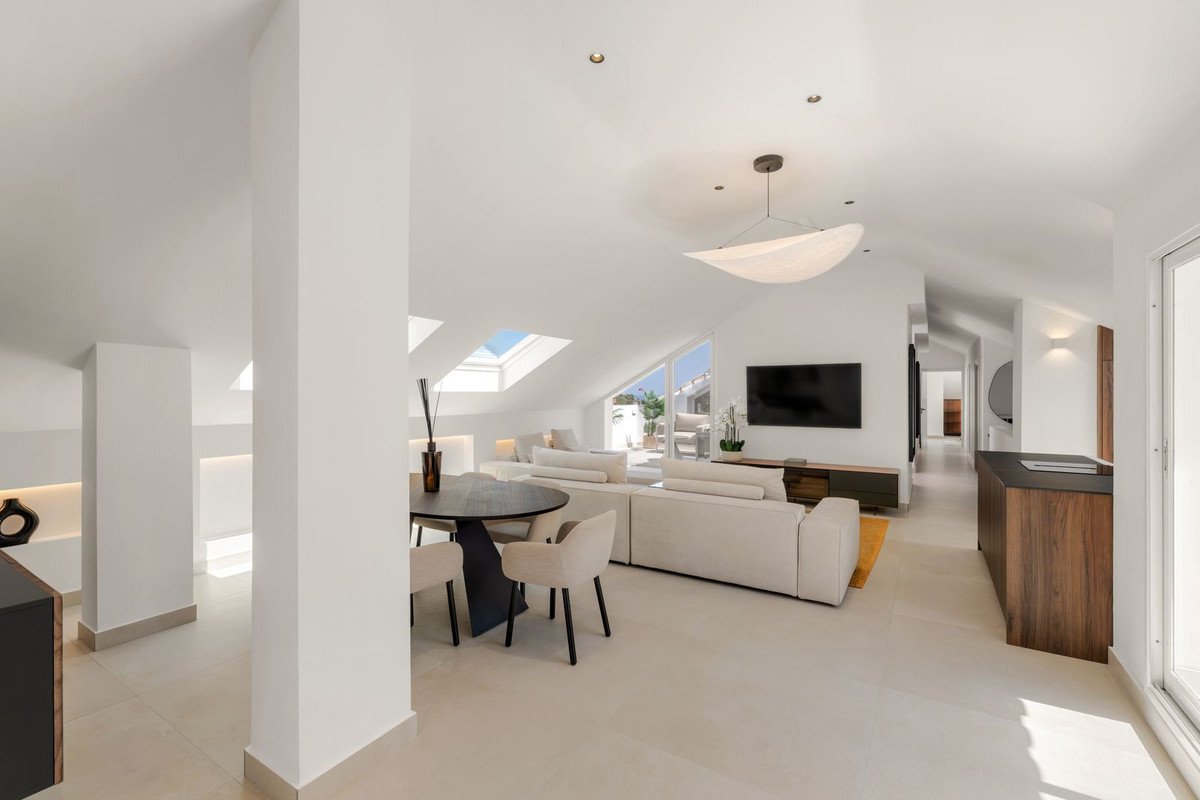 3 Bed Top Floor Apartment in Nueva Andalucía