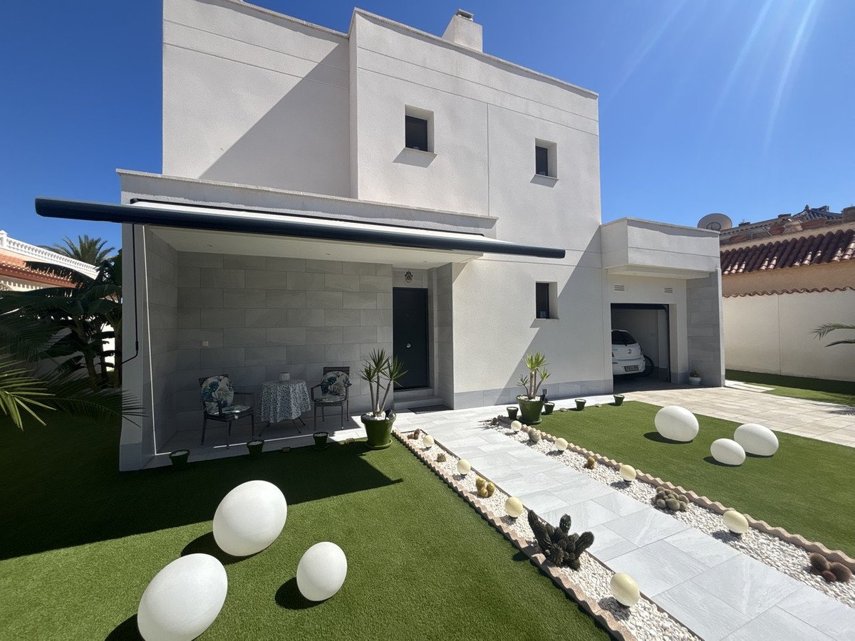 3 Bed Detached Villa in Los Urrutias