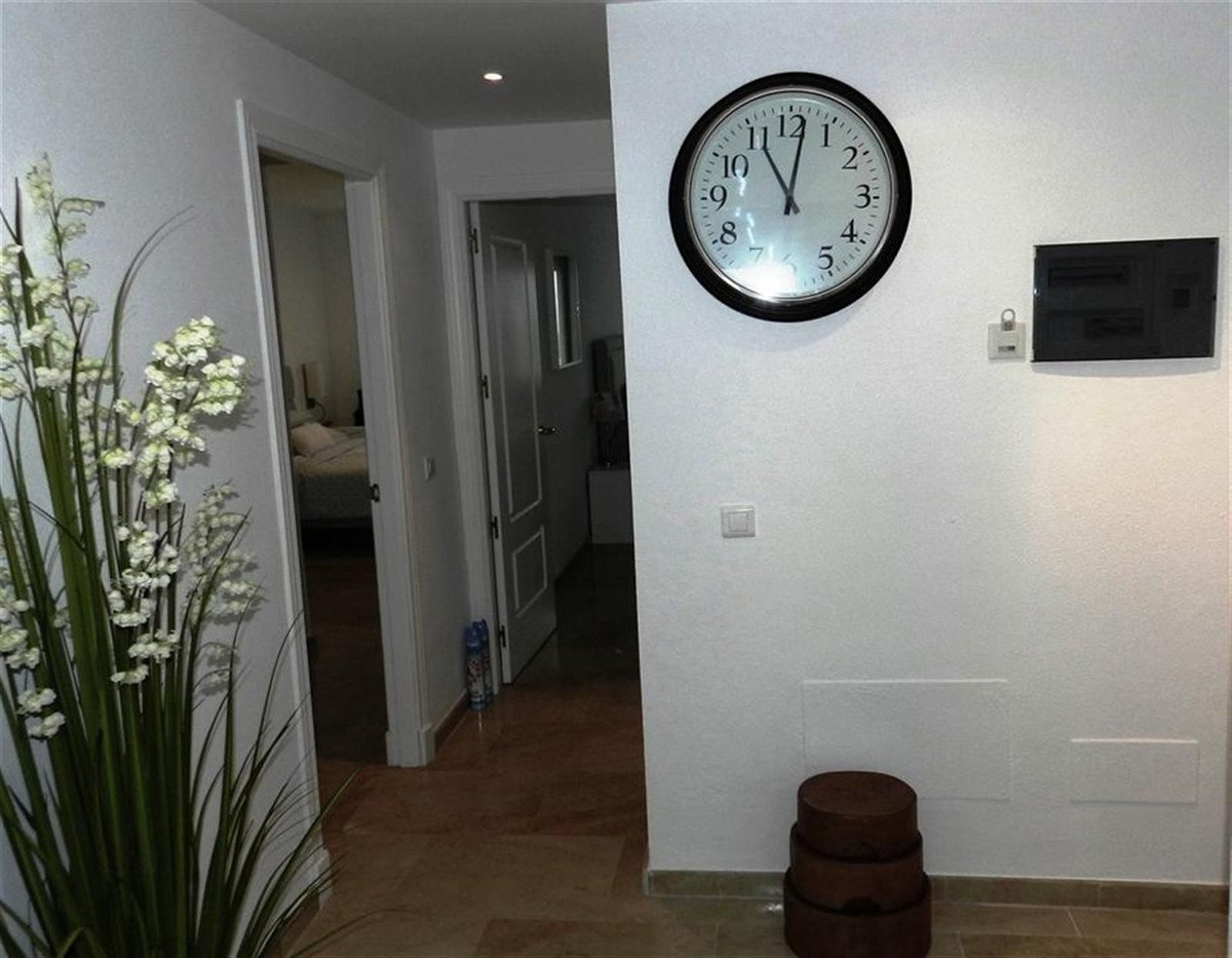 2 Bed Middle Floor Apartment in La Duquesa