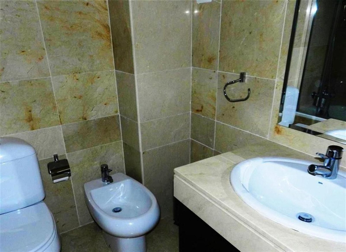 2 Bed Middle Floor Apartment in La Duquesa
