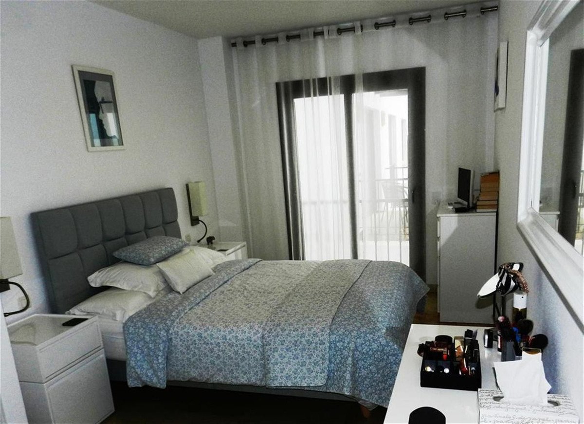 2 Bed Middle Floor Apartment in La Duquesa
