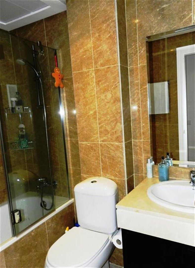 2 Bed Middle Floor Apartment in La Duquesa