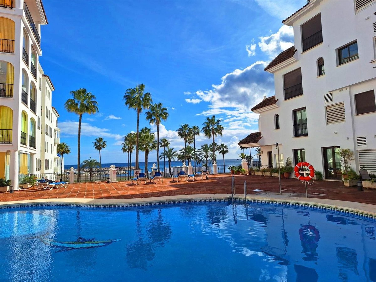 2 Bed Middle Floor Apartment in La Duquesa
