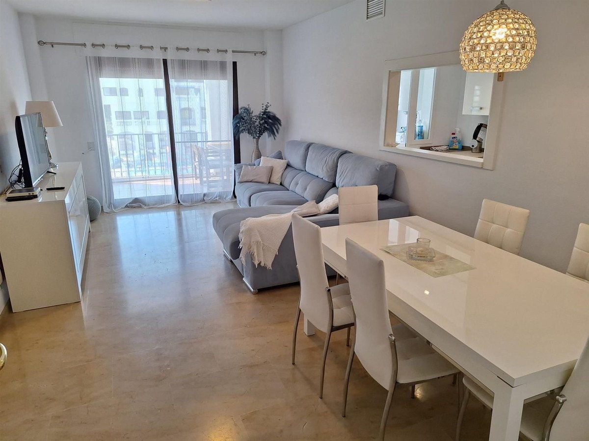 2 Bed Middle Floor Apartment in La Duquesa