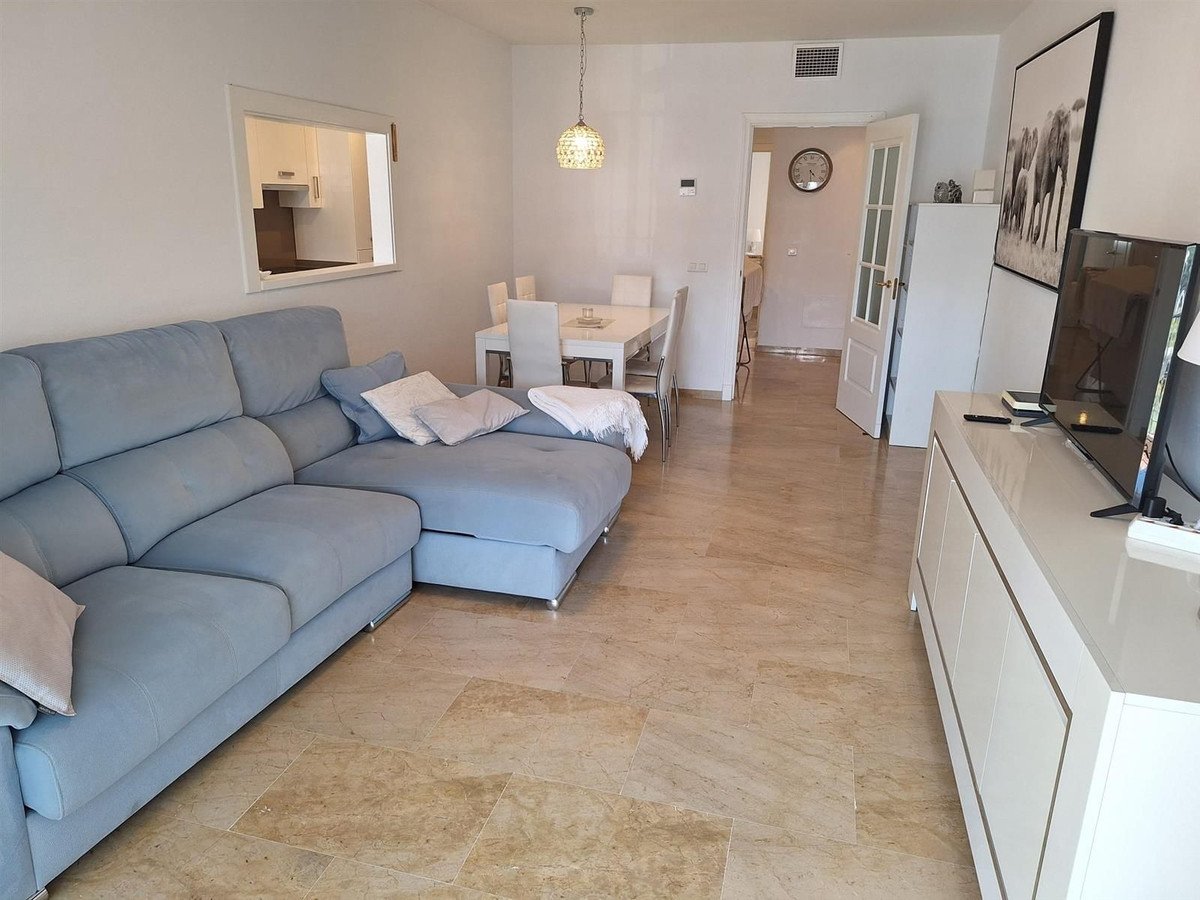 2 Bed Middle Floor Apartment in La Duquesa