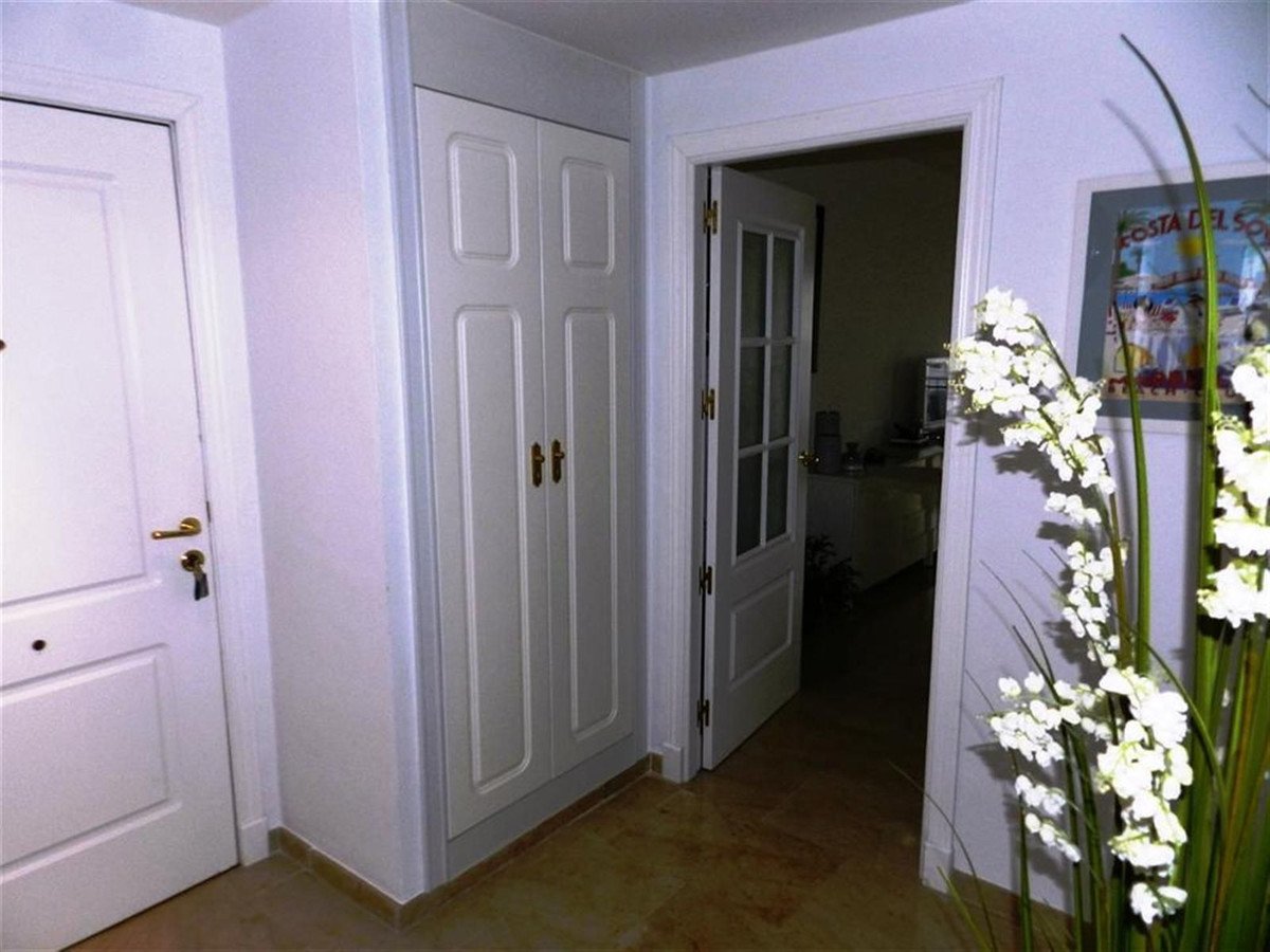 2 Bed Middle Floor Apartment in La Duquesa