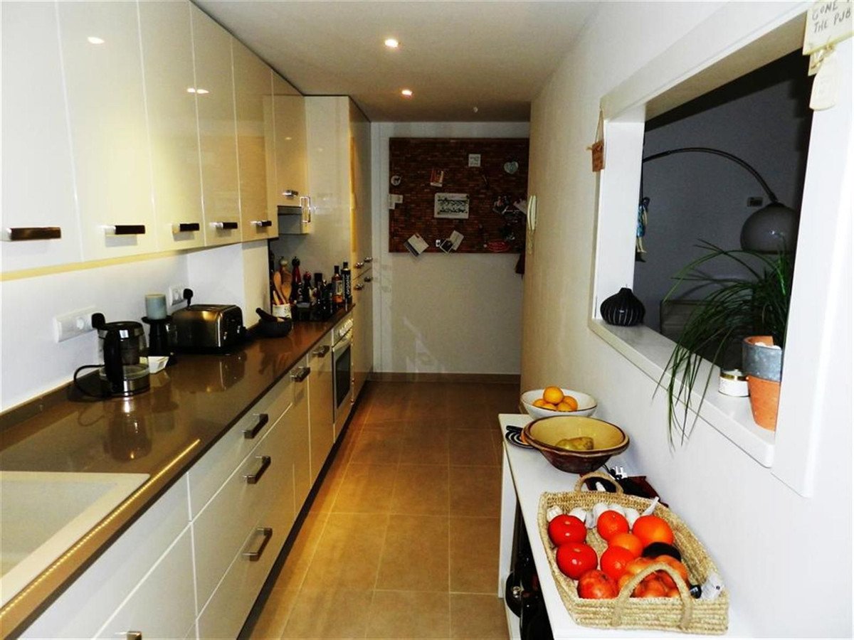 2 Bed Middle Floor Apartment in La Duquesa