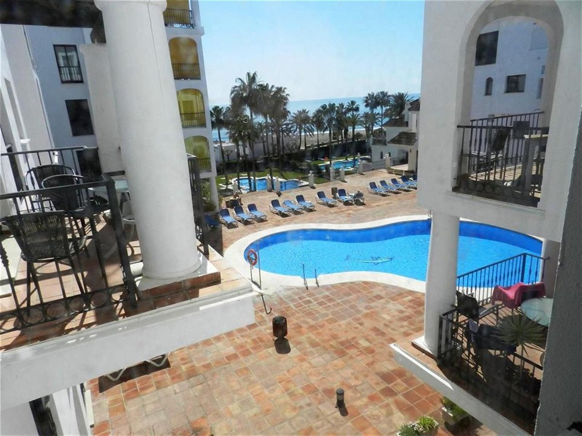 2 Bed Middle Floor Apartment in La Duquesa