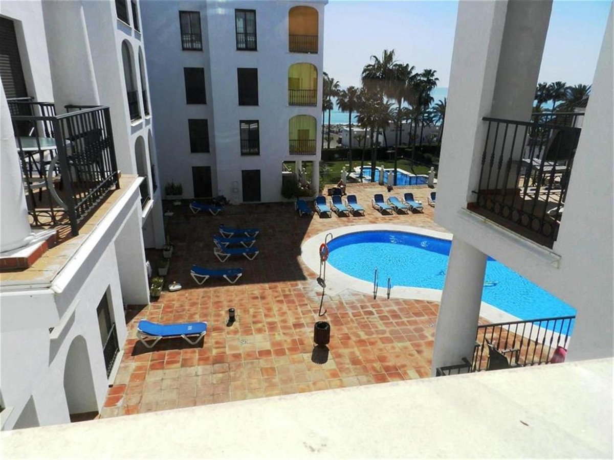 2 Bed Middle Floor Apartment in La Duquesa
