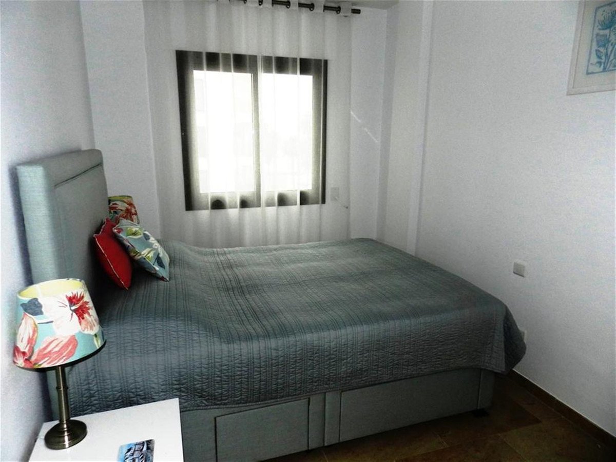 2 Bed Middle Floor Apartment in La Duquesa