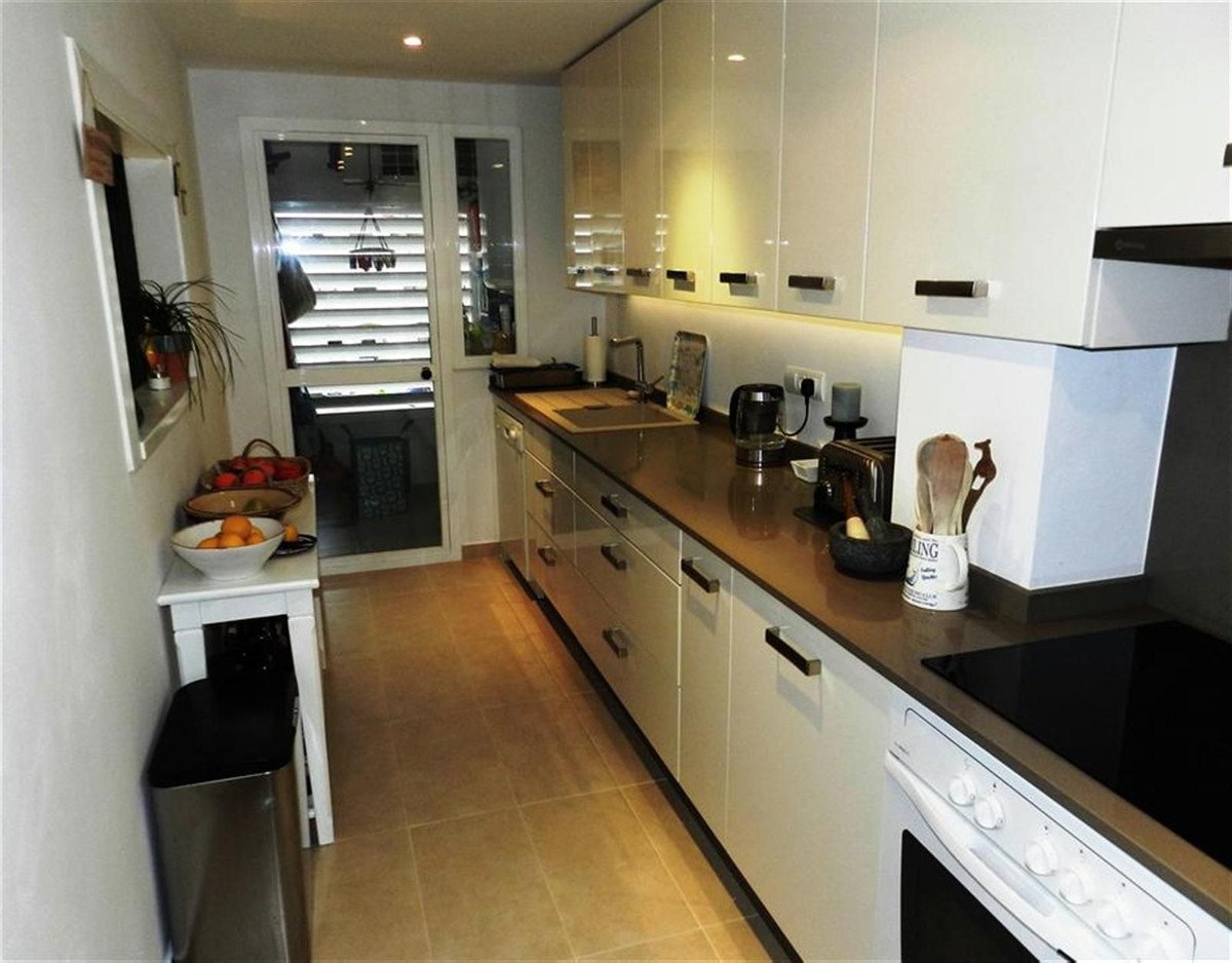 2 Bed Middle Floor Apartment in La Duquesa