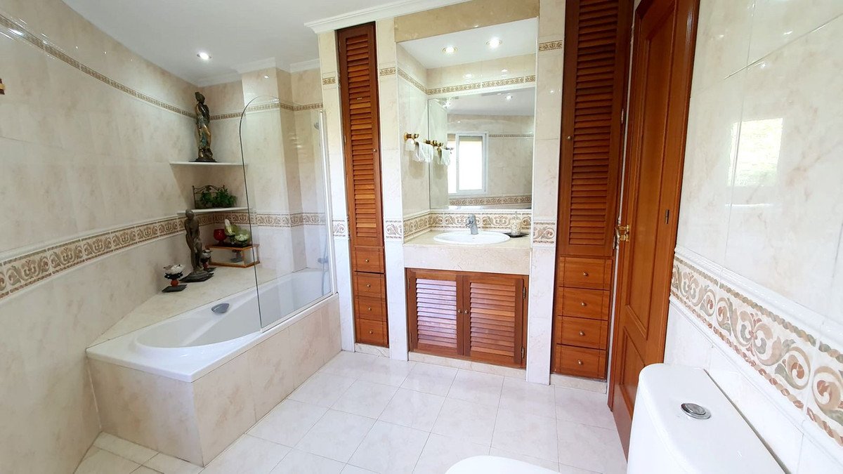 3 Bed Middle Floor Apartment in Fuengirola
