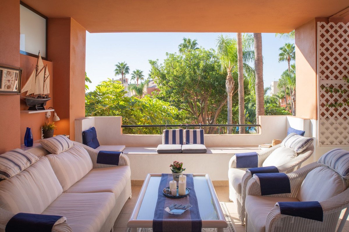 2 Bed Middle Floor Apartment in Estepona