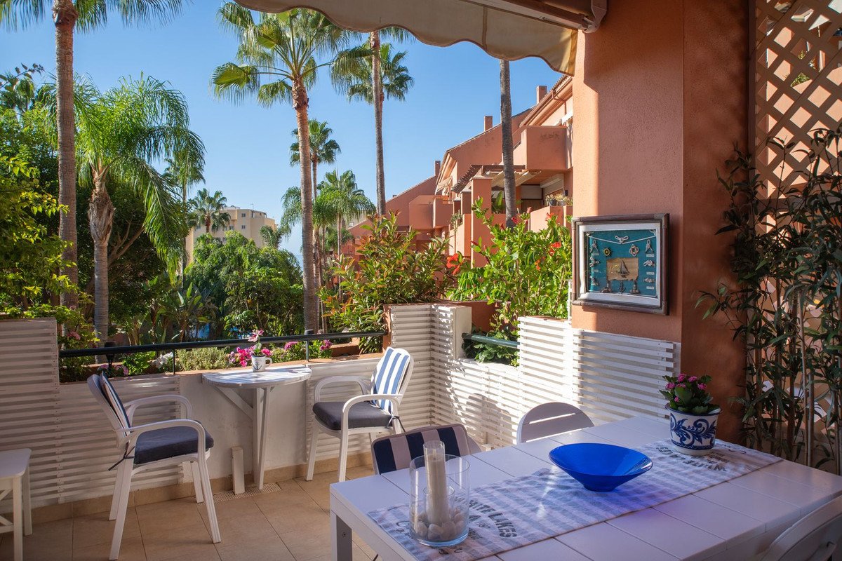 2 Bed Middle Floor Apartment in Estepona