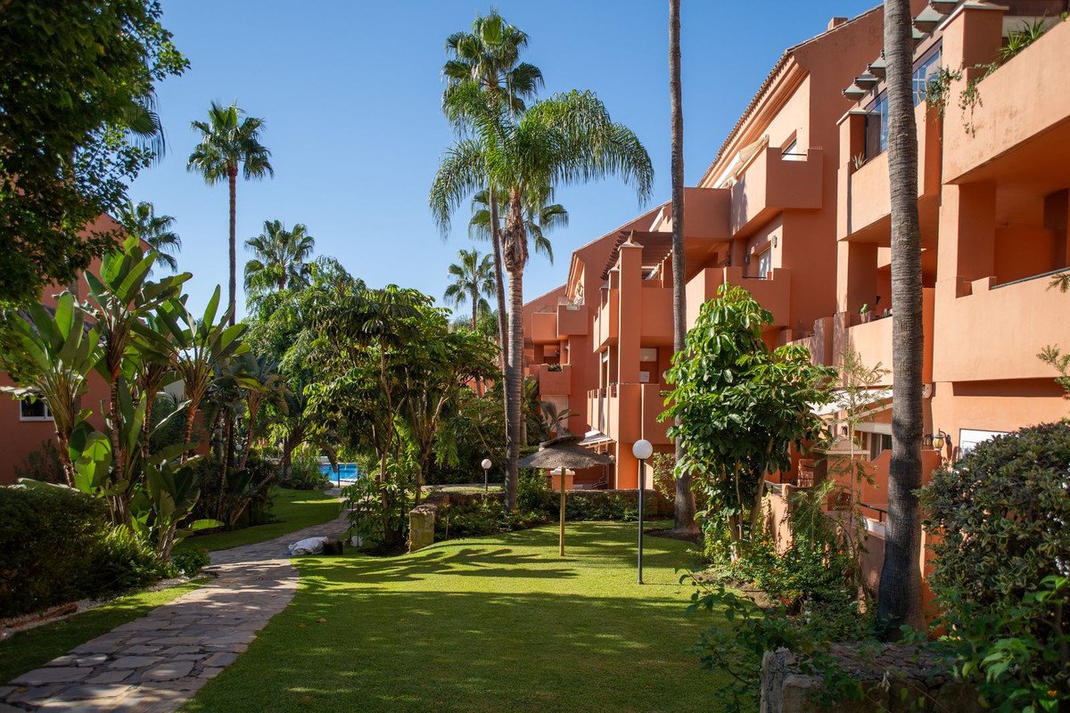2 Bed Middle Floor Apartment in Estepona