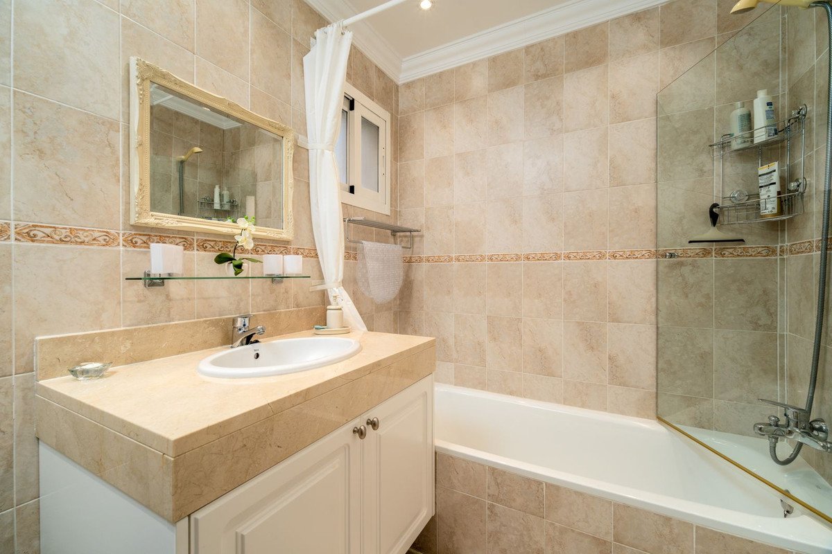 2 Bed Middle Floor Apartment in Estepona