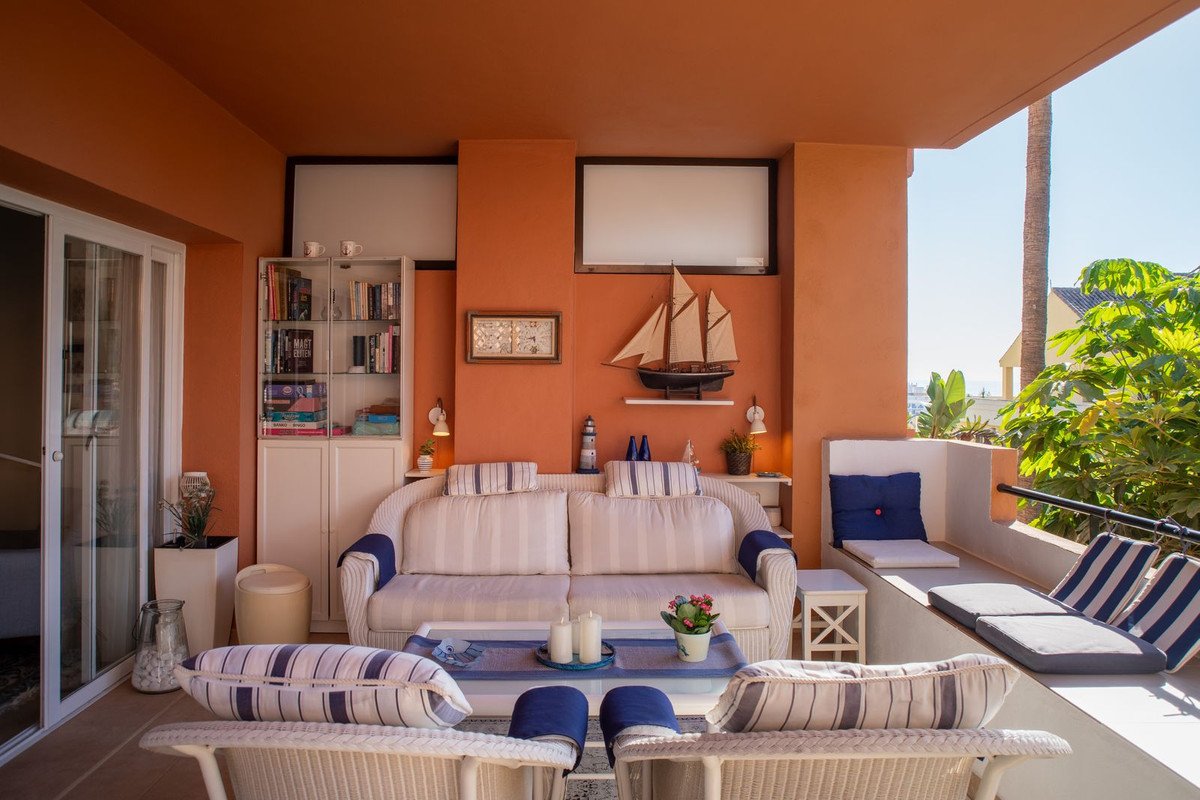 2 Bed Middle Floor Apartment in Estepona
