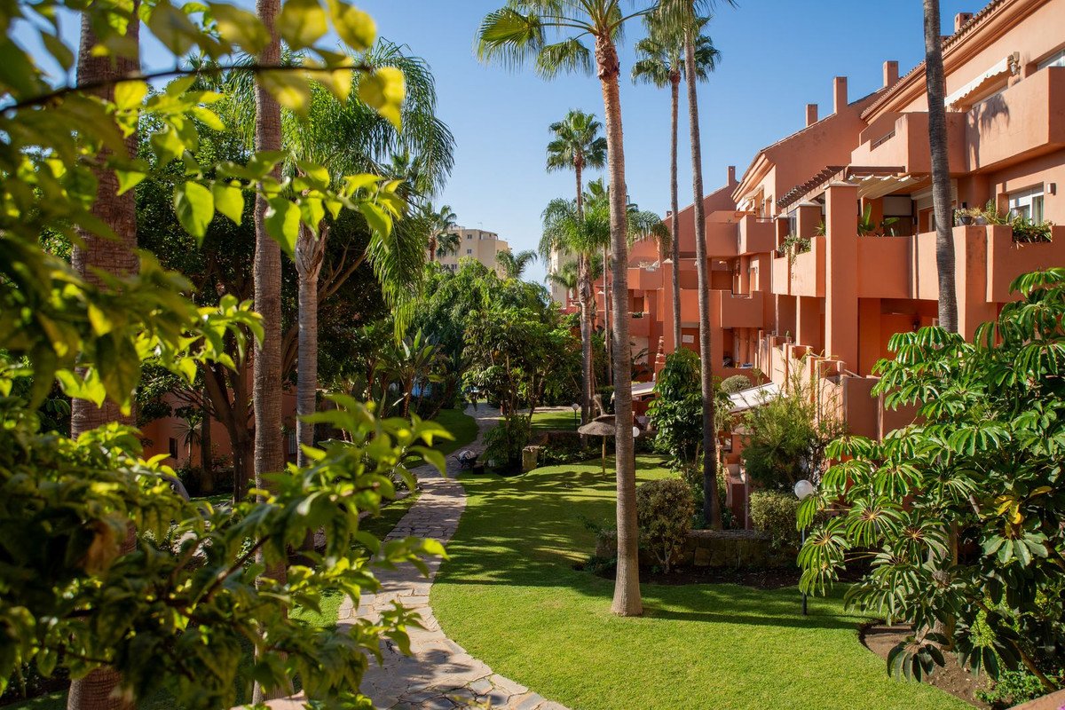 2 Bed Middle Floor Apartment in Estepona