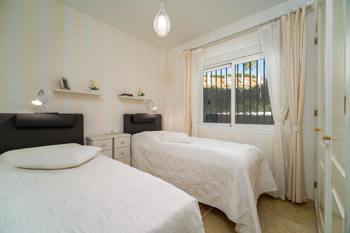 2 Bed Middle Floor Apartment in Estepona