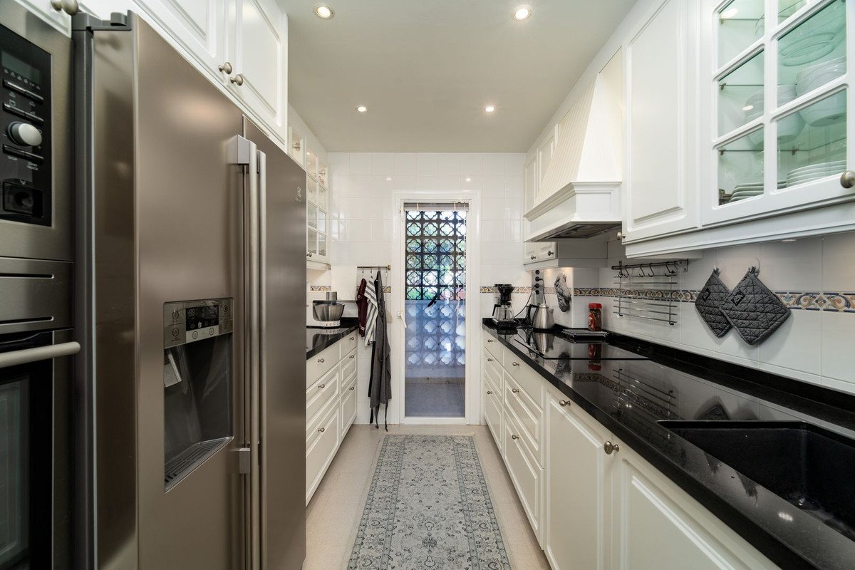 2 Bed Middle Floor Apartment in Estepona