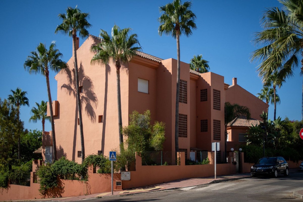 2 Bed Middle Floor Apartment in Estepona