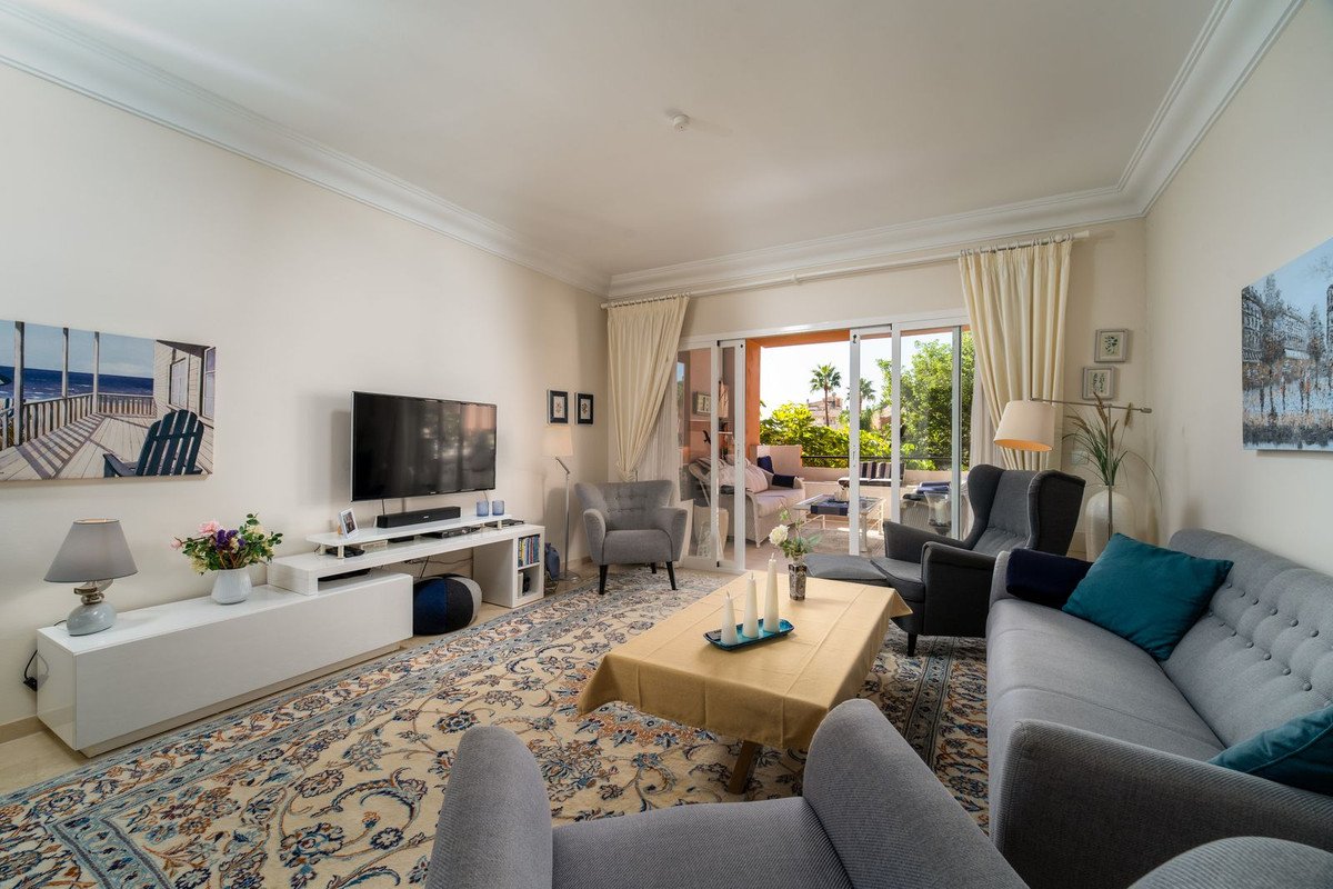 2 Bed Middle Floor Apartment in Estepona