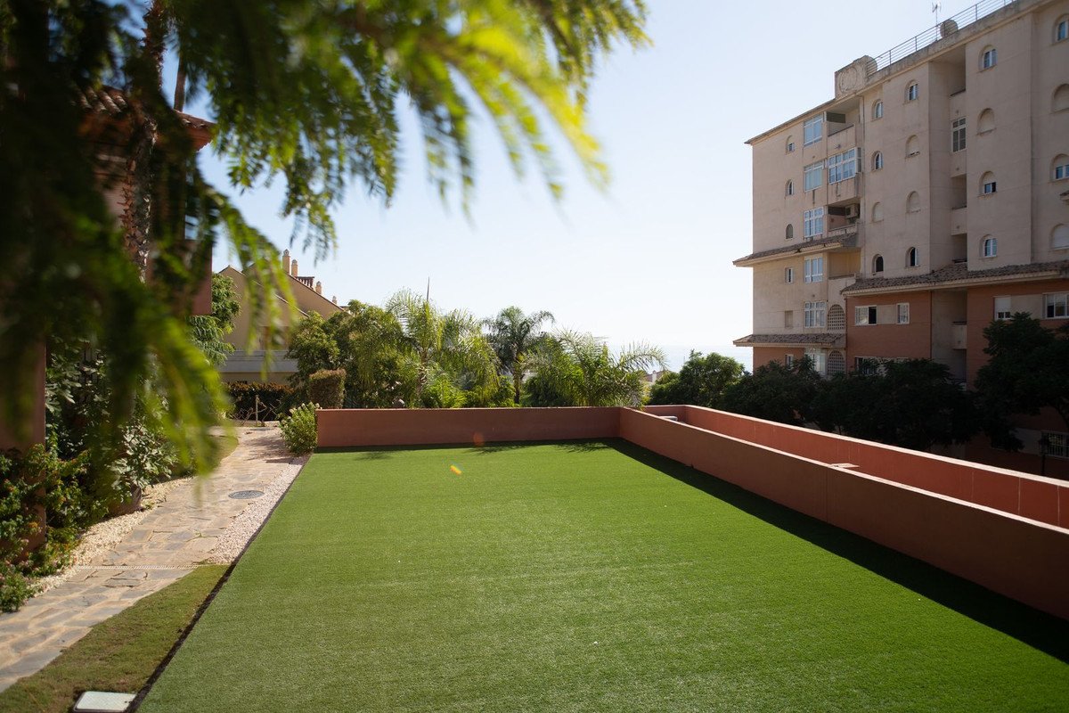 2 Bed Middle Floor Apartment in Estepona