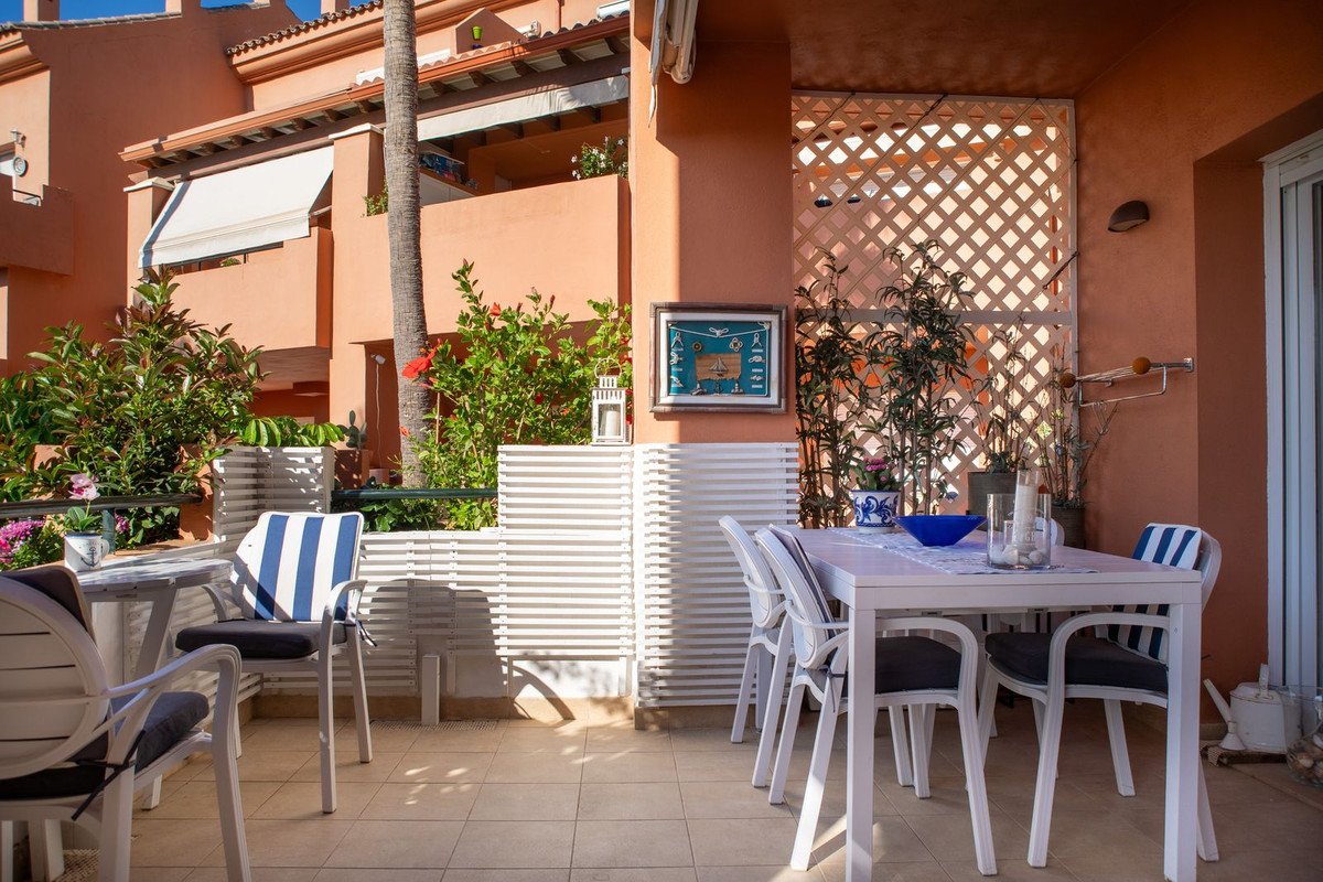 2 Bed Middle Floor Apartment in Estepona
