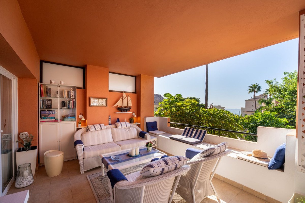2 Bed Middle Floor Apartment in Estepona