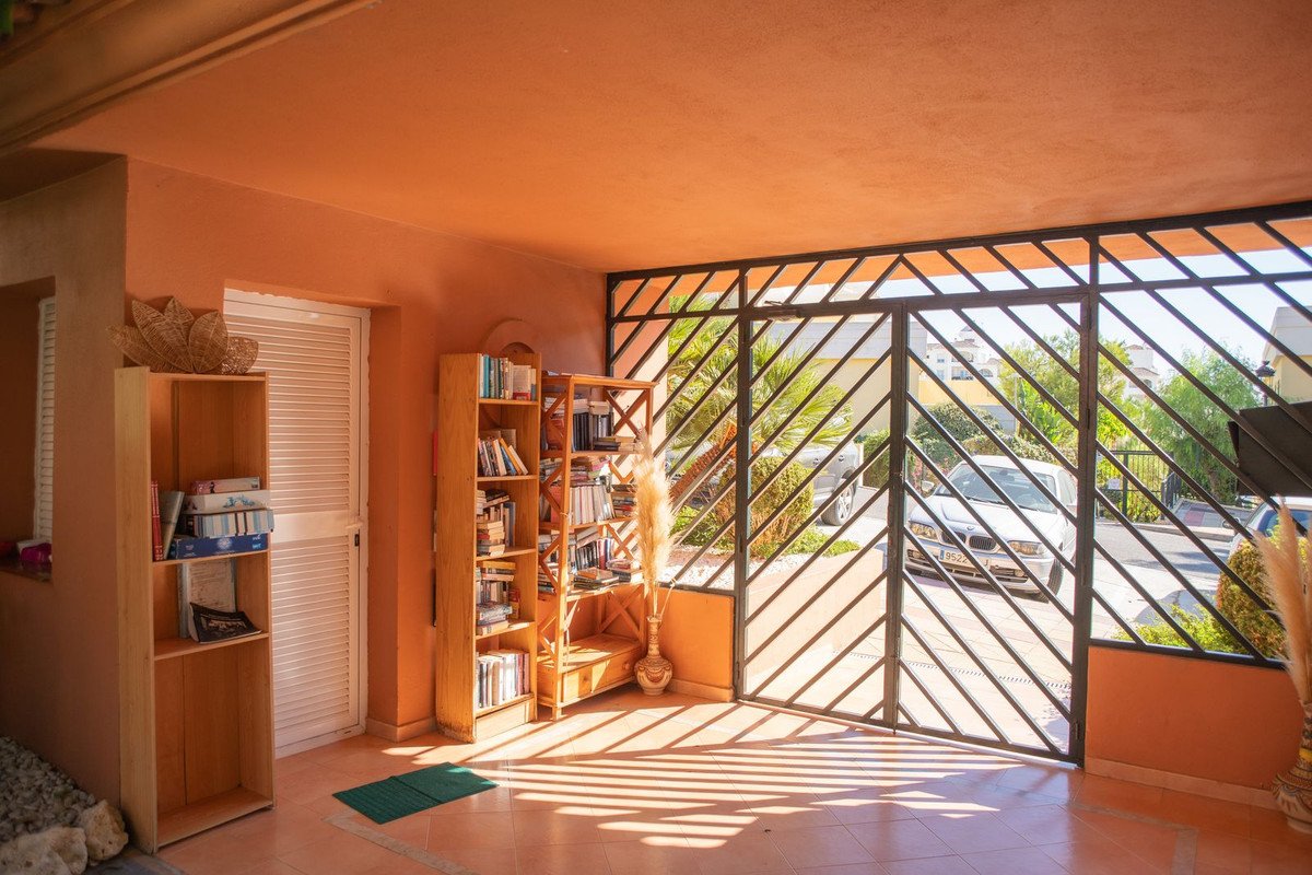 2 Bed Middle Floor Apartment in Estepona