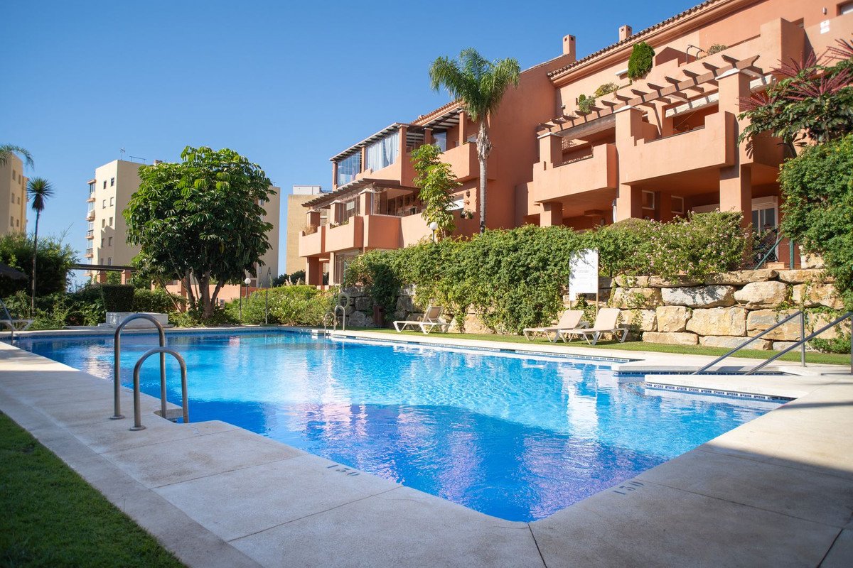 2 Bed Middle Floor Apartment in Estepona