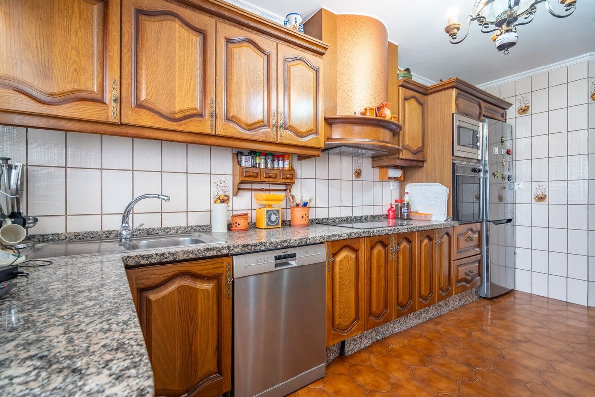 4 Bed Middle Floor Apartment in La Victoria
