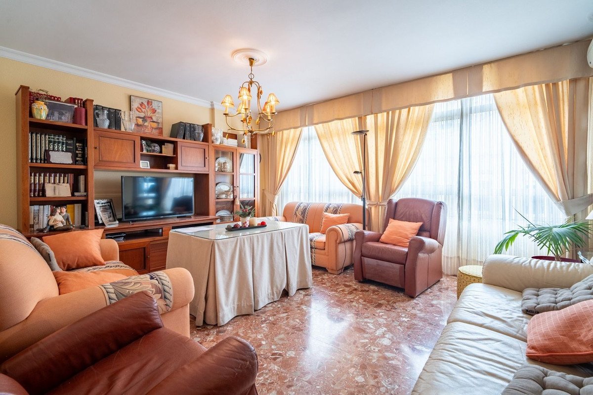4 Bed Middle Floor Apartment in La Victoria