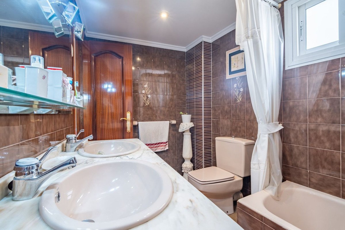 4 Bed Middle Floor Apartment in La Victoria