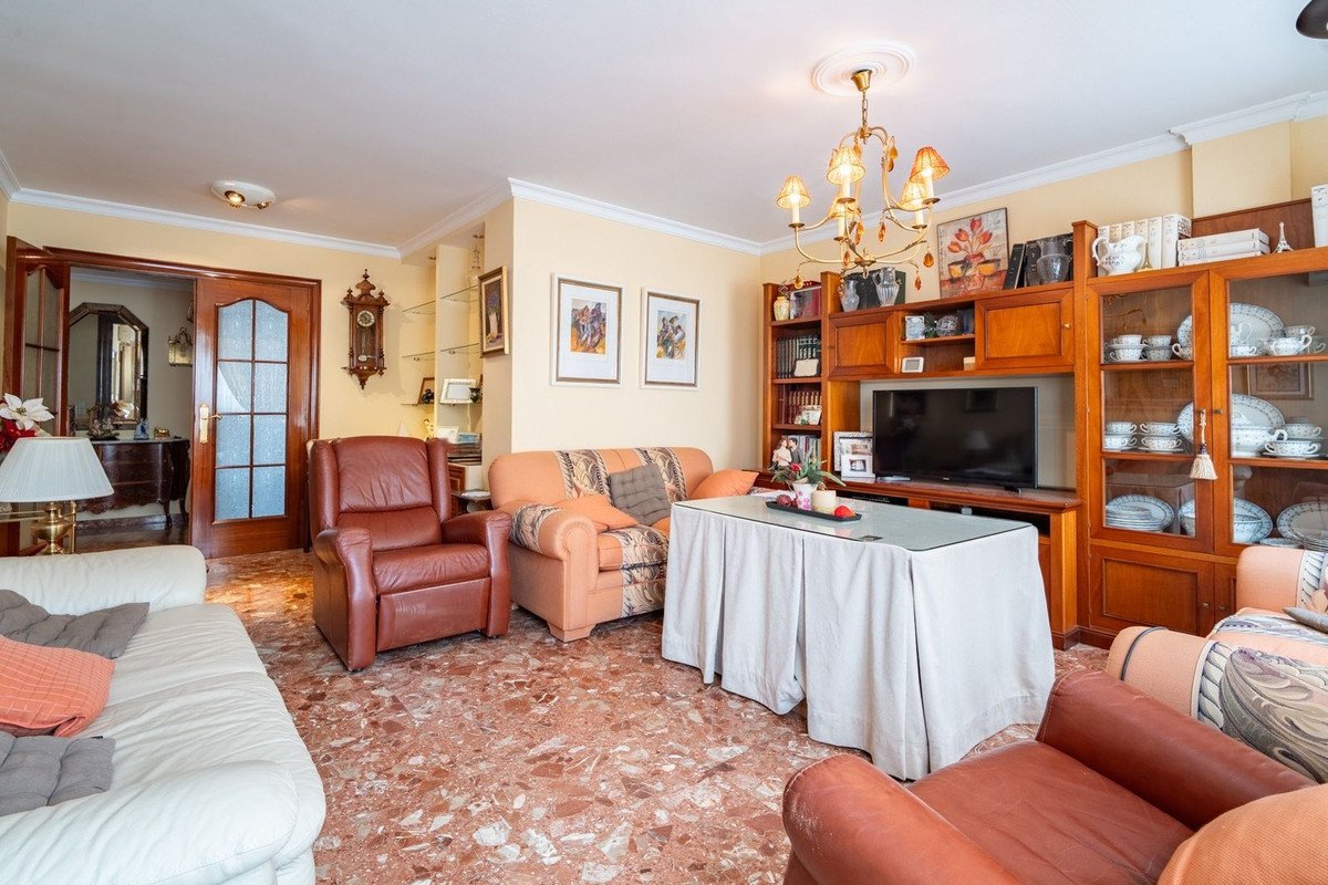 4 Bed Middle Floor Apartment in La Victoria