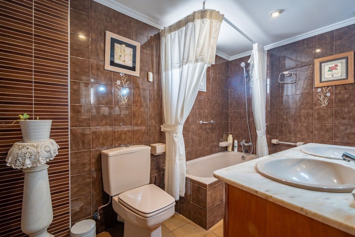 4 Bed Middle Floor Apartment in La Victoria