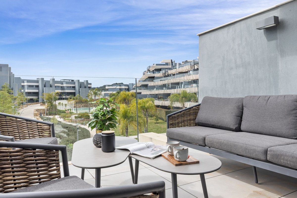 3 Bed Middle Floor Apartment in Selwo